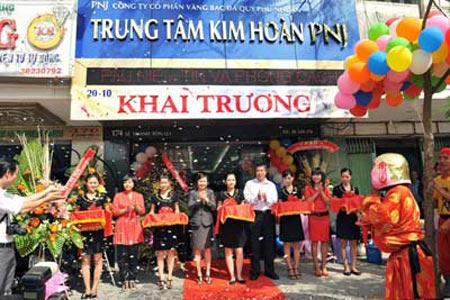 PNJ giảm giá nhân khai trương trung tâm kim hoàn mới  